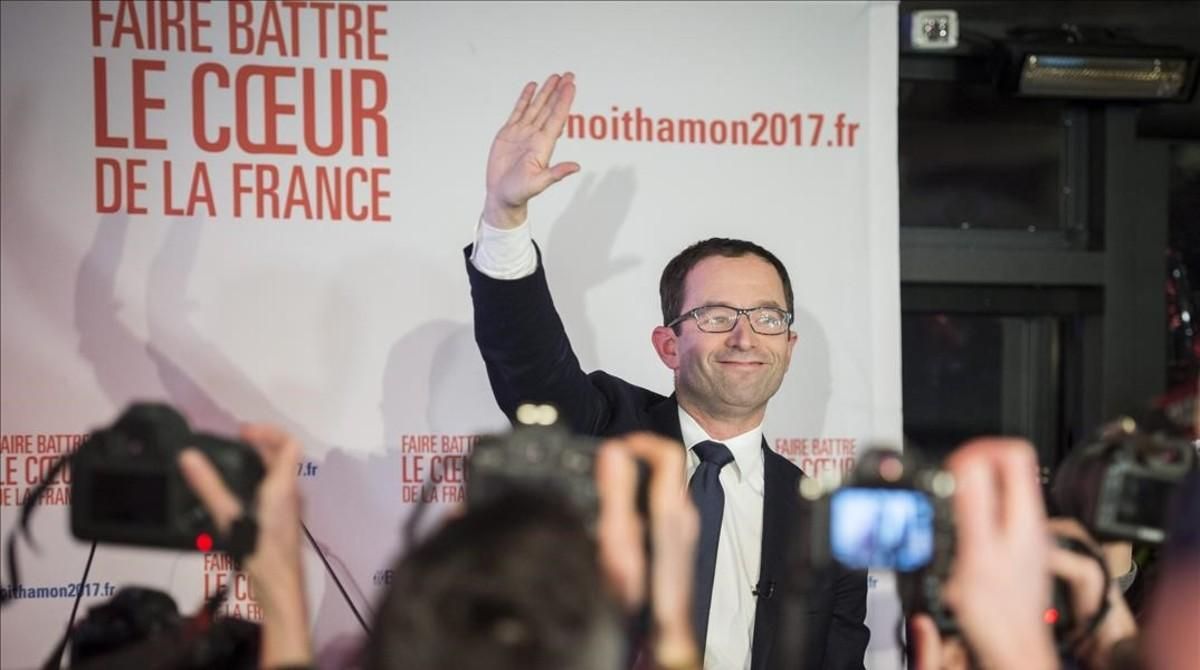 Benoit Hamon saluda a sus seguidores tras ganar la primera vuelta de las primarias de los socialistas franceses. Benoit Hamon saluda a sus seguidores tras ganar la primera vuelta de las primarias de los socialistas franceses.