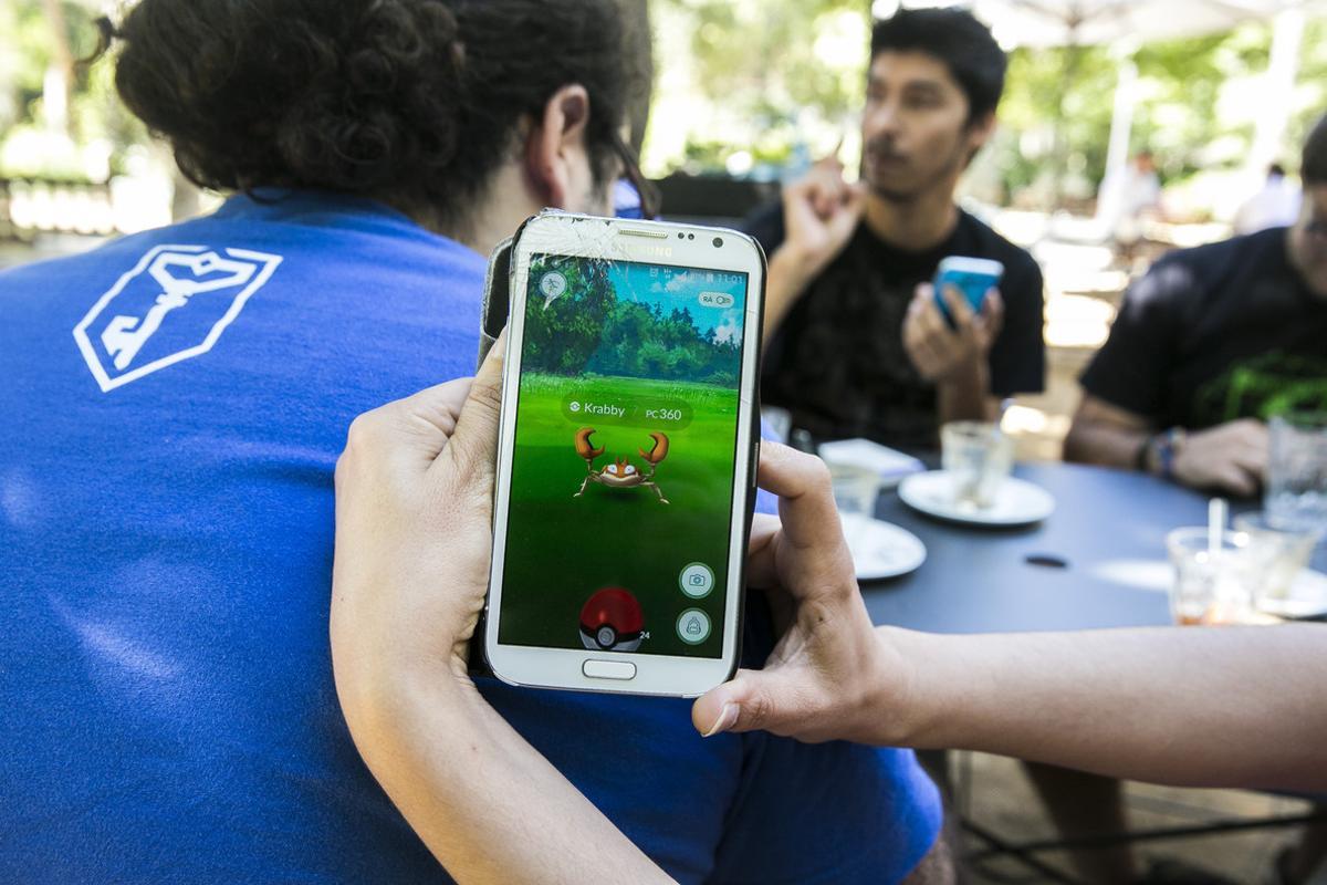 Jugadores de Pokémon Go en un parque de Barcelona, el pasado 14 de julio.