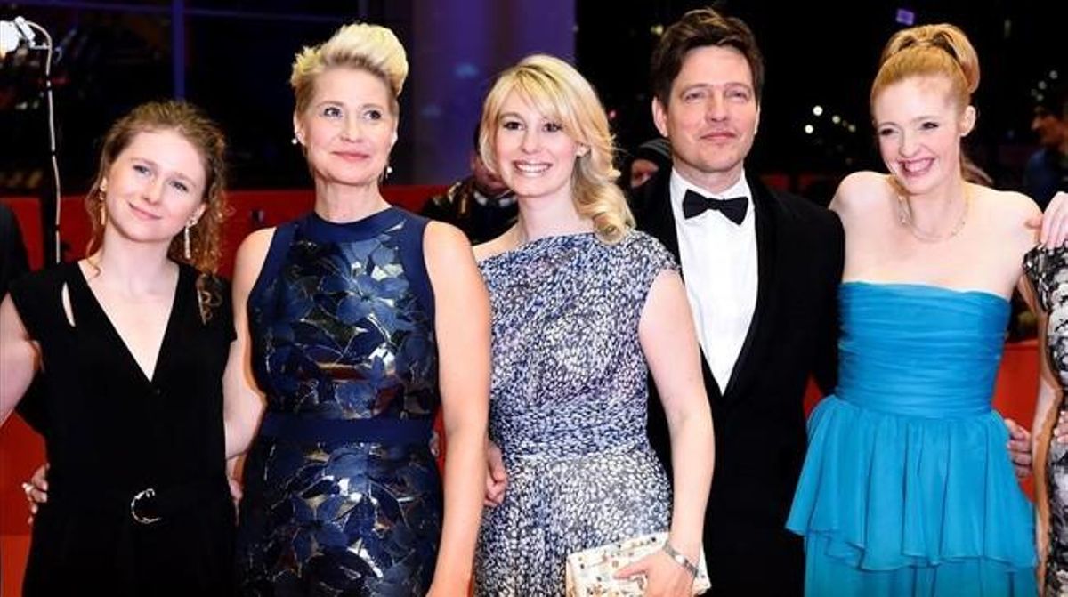 De izquierda a derecha, las actrices Martha Sofie Wallstrom Hansen, Trine Dyrholm, Helene Reingaard Neumann y el director Thomas Vinterberg, en la presentación en la Berlinale de ’La comuna’. De izquierda a derecha, las actrices Martha Sofie Wallstrom Hansen, Trine Dyrholm, Helene Reingaard Neumann y el director Thomas Vinterberg, en la presentación en la Berlinale de ’La comuna’.