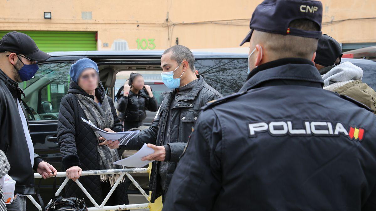 Una furgoneta procedente de la frontera con Polonia con varias familias de refugiados llega a un municipio de Barcelona y es revisada por agentes de la Policía Nacional.