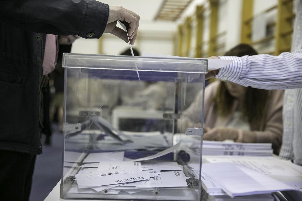 Una persona deposita su voto en la urnas durante las elecciones municipales de 2019.