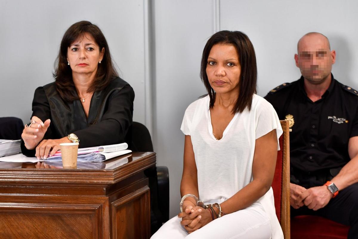 Ana Julia Quezada (c), autora confesa de la muerte de Gabriel Cruz, durante el primer día de juicio en la Audiencia de Almería.