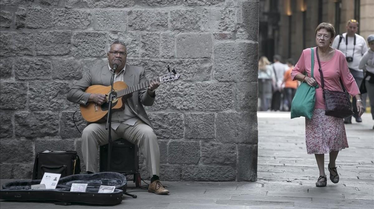 Un músico interpreta un recital en el centro de Barcelona.