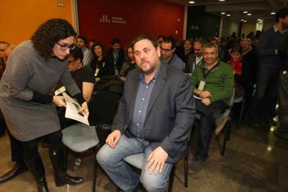Oriol Junqueras, en un consejo nacional de ERC, junto a Marta Rovira. Oriol Junqueras, en un consejo nacional de ERC, junto a Marta Rovira.