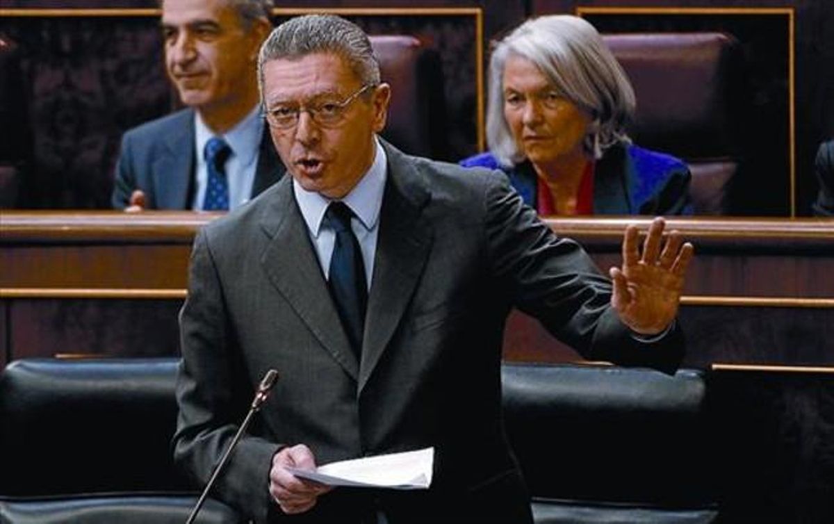Alberto Ruiz-Gallardón replica a la diputada socialista Patricia Hernández, ayer en el Congreso. Alberto Ruiz-Gallardón replica a la diputada socialista Patricia Hernández, ayer en el Congreso.