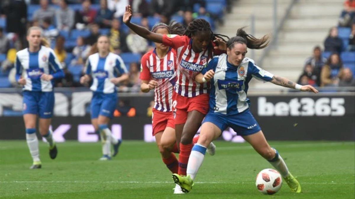 Paula protege un balón presionada por Tounkara, del Atlético.