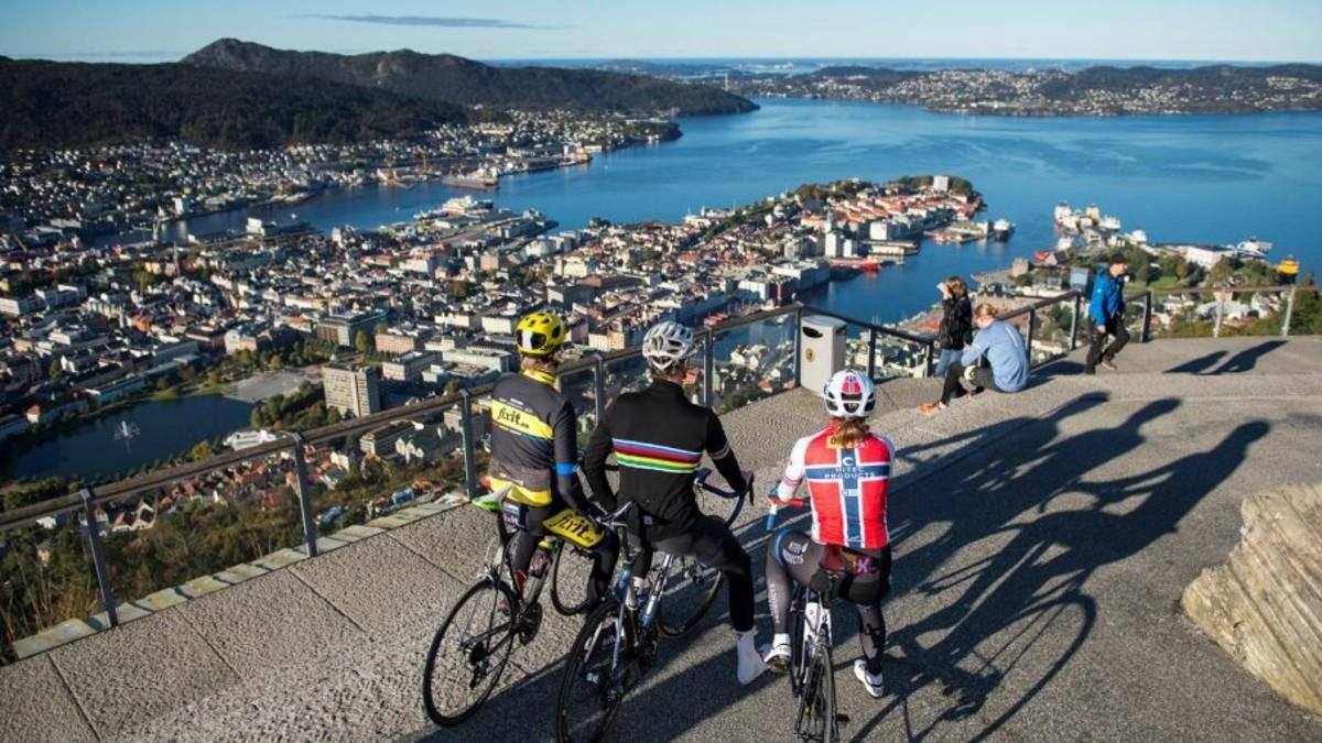 Tres ciclistas contemplan una panorámica de Bergen. Tres ciclistas contemplan una panorámica de Bergen.