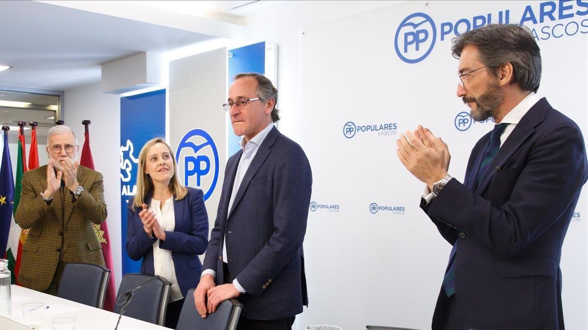 Alfonso Alonso (segundo por la derecha) en la junta directiva del PP vasco, este lunes, que ha presidido por última vez, puesto que ha dimitido y ha anunciado que deja la política. Alfonso Alonso (segundo por la derecha) en la junta directiva del PP vasco, este lunes, que ha presidido por última vez, puesto que ha dimitido y ha anunciado que deja la política.