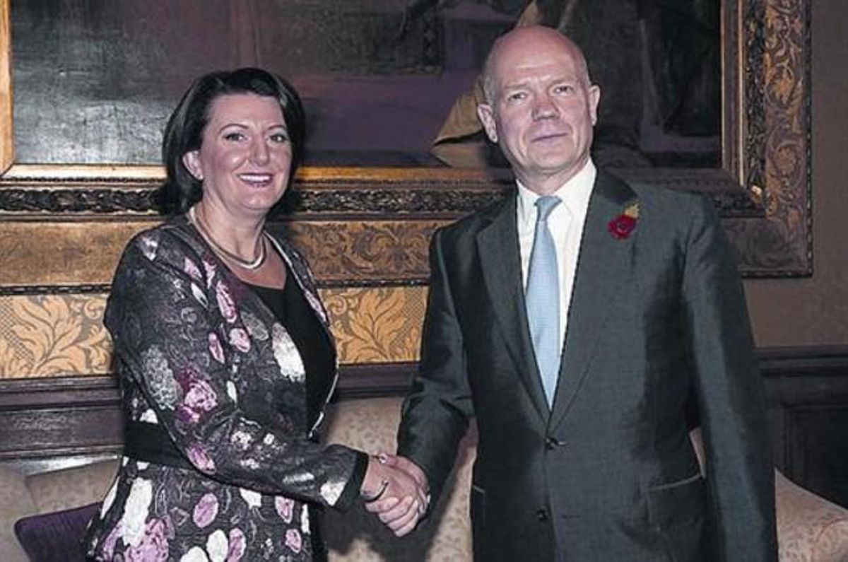 El titular de Exteriores británico saluda a la presidenta de Kosovo. El titular de Exteriores británico saluda a la presidenta de Kosovo.