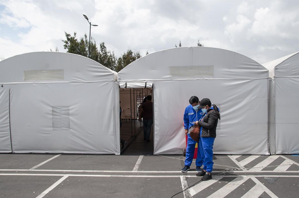 Dos pacientes esperan a realizarse la prueba PCR para detectar el coronavirus en Ecuador. Dos pacientes esperan a realizarse la prueba PCR para detectar el coronavirus en Ecuador.