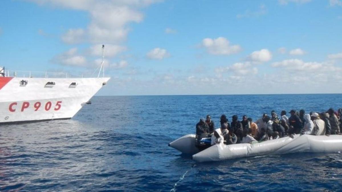 Unos 30 inmigrantes han muerto y cientos más han tenido que ser rescatados en aguas del Mediterráneo, entre Libia e Italia, cuando intentaban alcanzar las costas europeas.