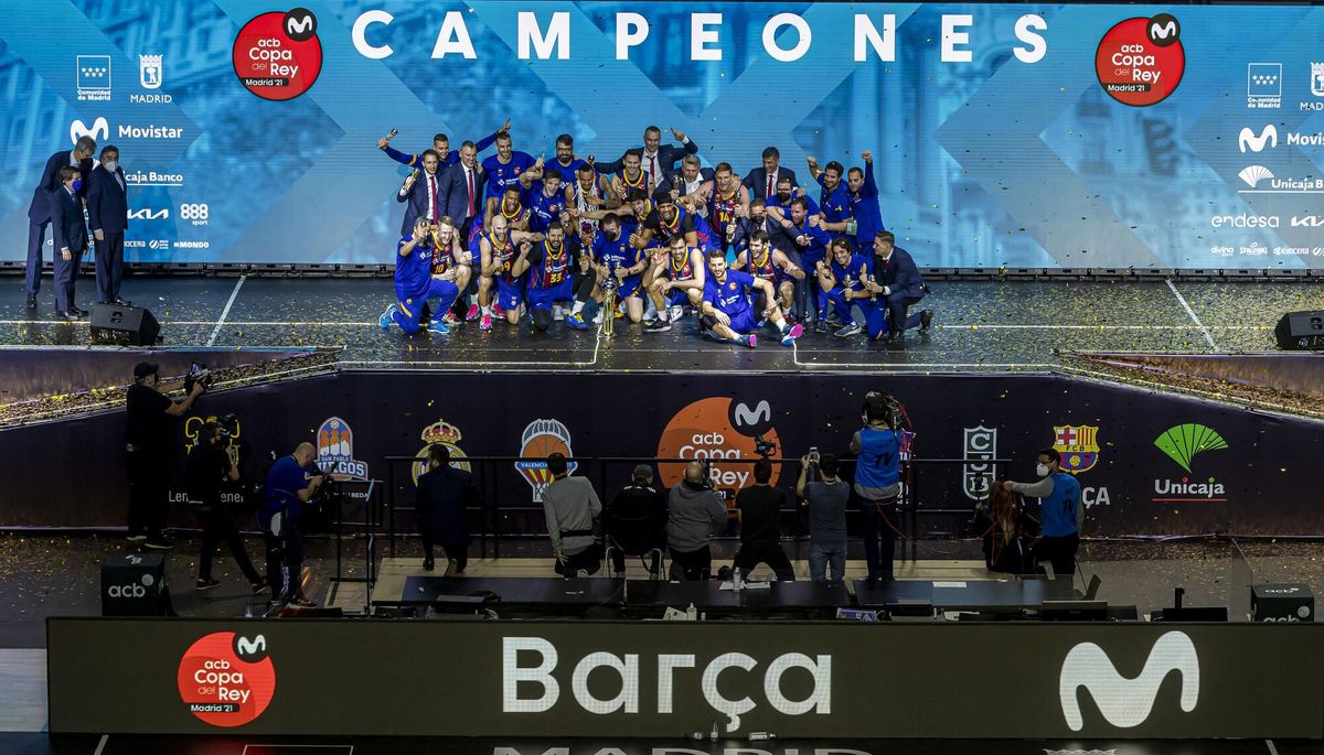 Una imagen de la plantilla del Barça, posando con la Copa que conquistaron la pasada temporada en Madrid Una imagen de la plantilla del Barça, posando con la Copa que conquistaron la pasada temporada en Madrid