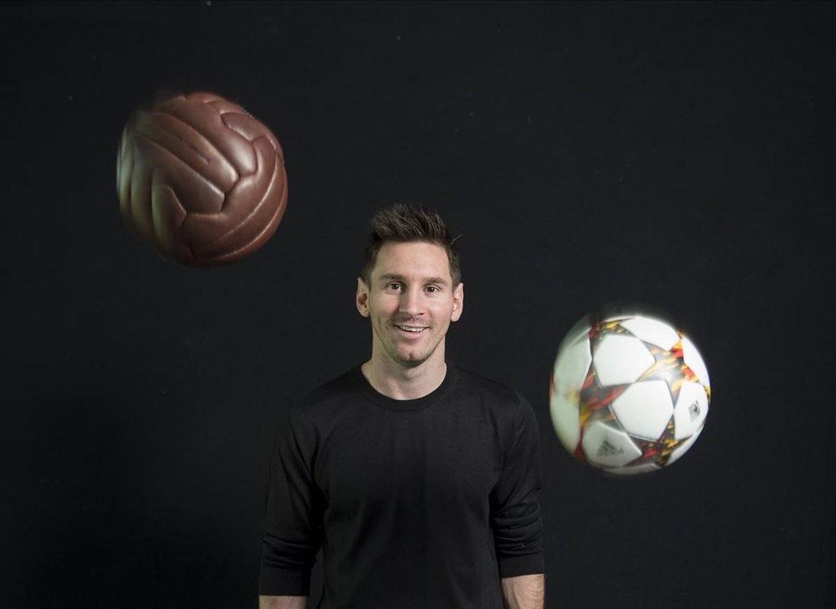Una vez se ponía delante del objetivo de Jordi Cotrina, parecía no tener prisa. Leo Messi estaba relajado, cómodo, tranquilo. Había una silenciosa conexión, consciente de que luego (de inmediato miraba en la pantalla de la cámara el resultado) saldría un Messi que ni siquiera él mismo veía segundos antes. Entonces sonreía. ¿Otra más?, le pedía Jordi. Y Leo se la daba. Hasta durmió sobre un Balón de Oro. Una vez se ponía delante del objetivo de Jordi Cotrina, parecía no tener prisa. Leo Messi estaba relajado, cómodo, tranquilo. Había una silenciosa conexión, consciente de que luego (de inmediato miraba en la pantalla de la cámara el resultado) saldría un Messi que ni siquiera él mismo veía segundos antes. Entonces sonreía. ¿Otra más?, le pedía Jordi. Y Leo se la daba. Hasta durmió sobre un Balón de Oro.