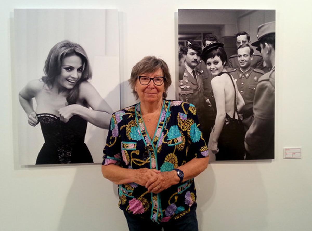 Joana Biarnés junto a dos de sus fotografías expuestas en la Sala Muncunill de Terrassa