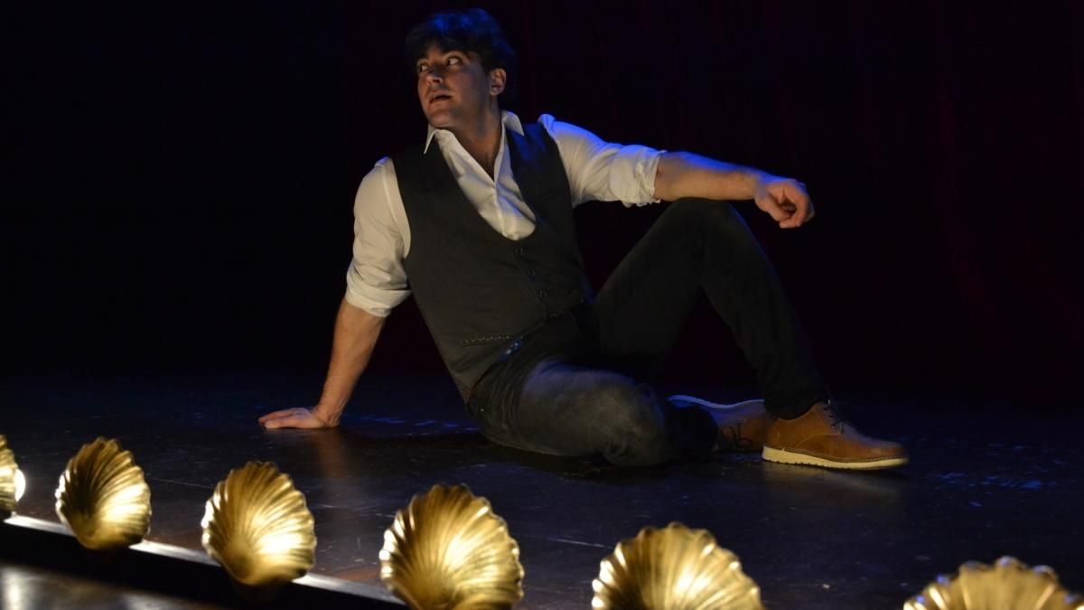 El actor, Robert González, se interpreta a sí mismo. El actor, Robert González, se interpreta a sí mismo.