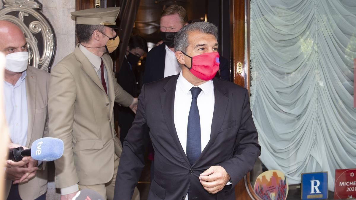 Laporta sale por delante de Koeman del restaurante en el que comieron los dos. Laporta sale por delante de Koeman del restaurante en el que comieron los dos.
