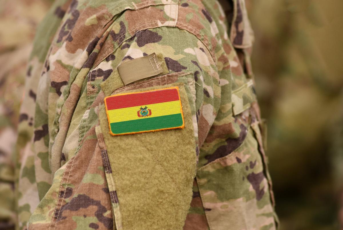 La bandera boliviana en la manga de un militar. La bandera boliviana en la manga de un militar.