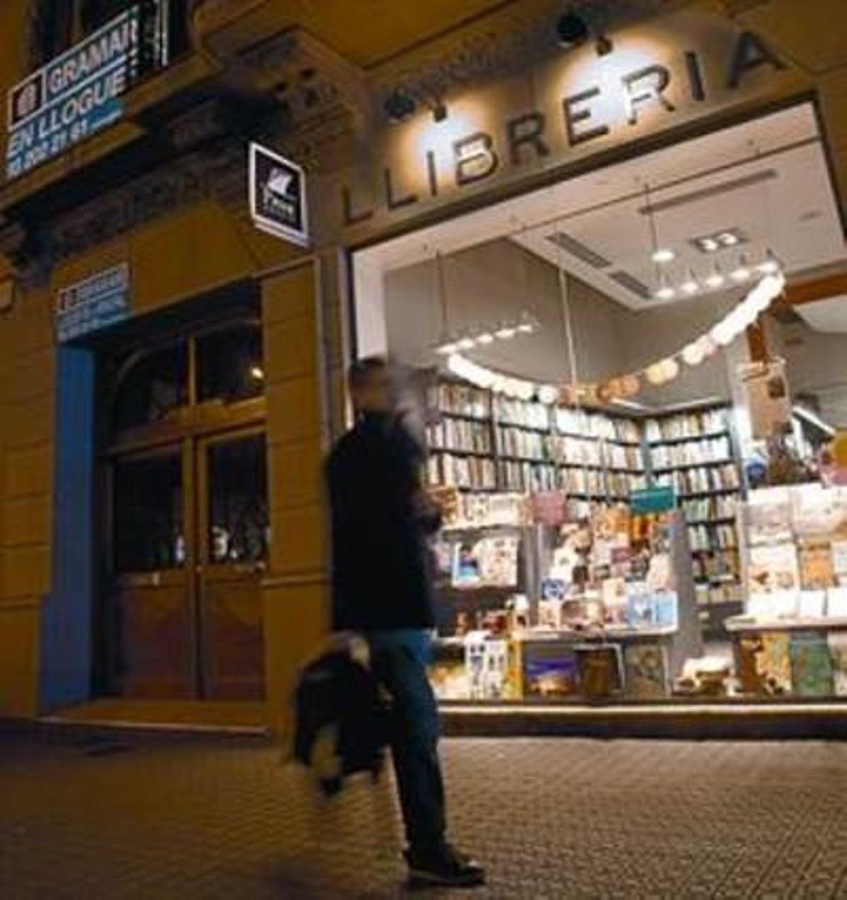 Proa Espais, hace unos días, ya con un cartel que informaba de que el local estaba disponible. Proa Espais, hace unos días, ya con un cartel que informaba de que el local estaba disponible.