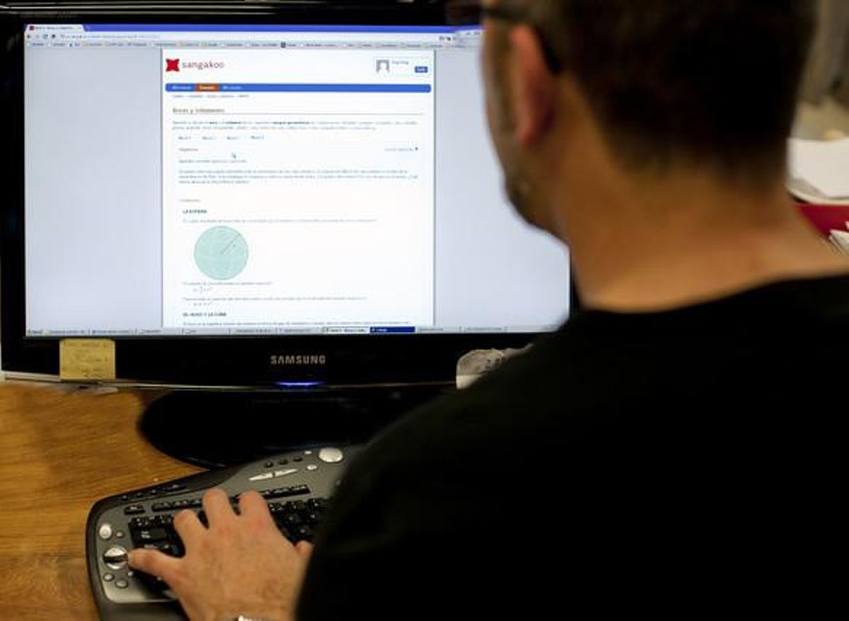 Un usuario de internet consultando una página web desde un ordenador Un usuario de internet consultando una página web desde un ordenador