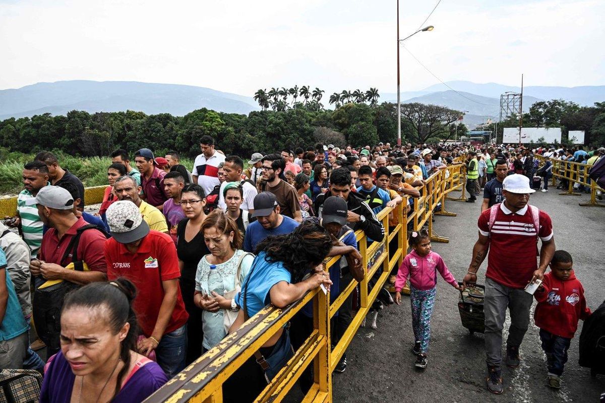 La migración de Venezuela hacia Colombia a través del puente fronterizo Simón Bolivar. La migración de Venezuela hacia Colombia a través del puente fronterizo Simón Bolivar.