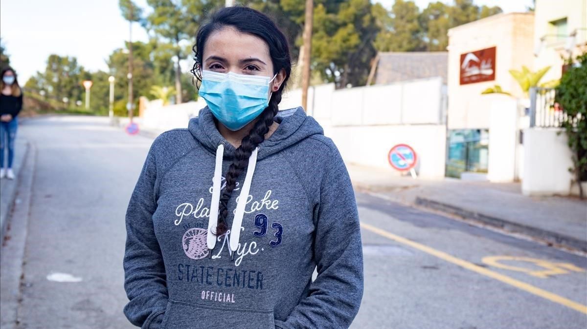 La enfermera chilena Nicole Illesca, ante la residencia de mayores en la que no puede trabajar pese a que el centro necesita profesionales. La enfermera chilena Nicole Illesca, ante la residencia de mayores en la que no puede trabajar pese a que el centro necesita profesionales.