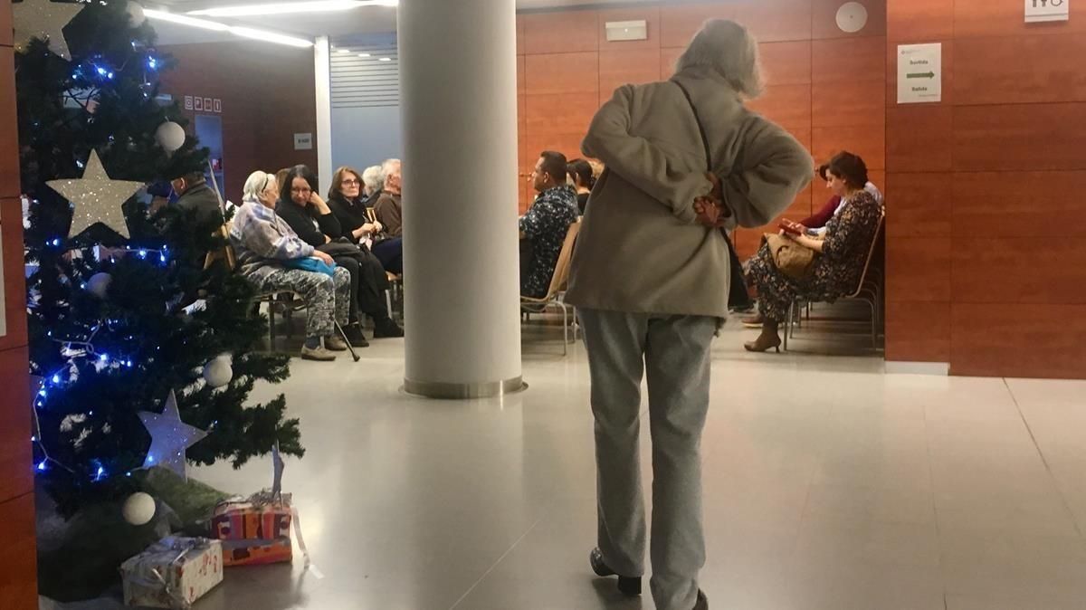 Pacientes en el centro de Cotxeres en la avenida de Borbó, este miércoles. Pacientes en el centro de Cotxeres en la avenida de Borbó, este miércoles.