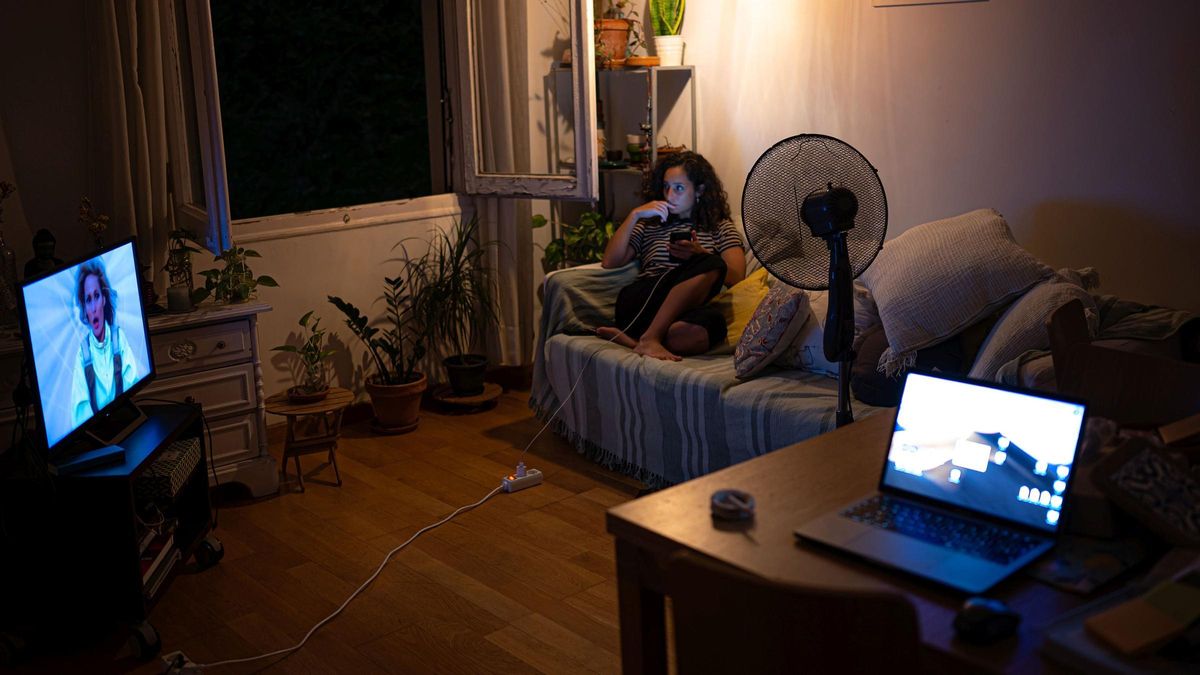 Subida histórica del precio de la luz. Interior de un piso del Eixample Subida histórica del precio de la luz. Interior de un piso del Eixample