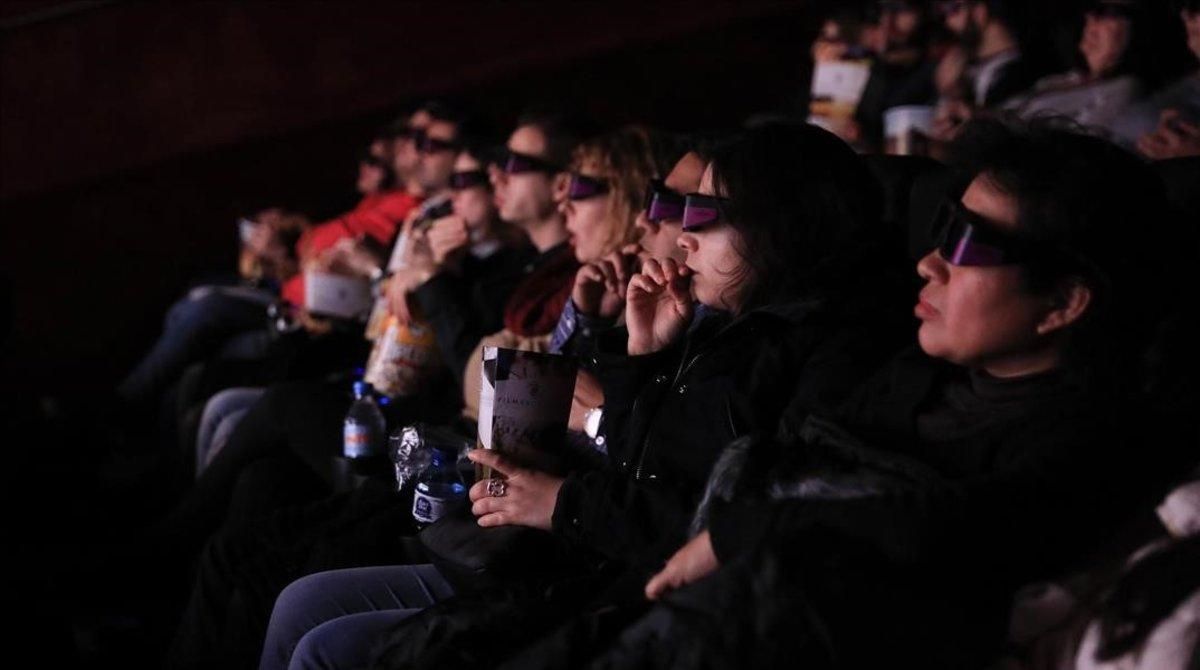 Espectadores en los cines Filmax Gran Vía, en Barcelona, en una imagen del 2019. Espectadores en los cines Filmax Gran Vía, en Barcelona, en una imagen del 2019.