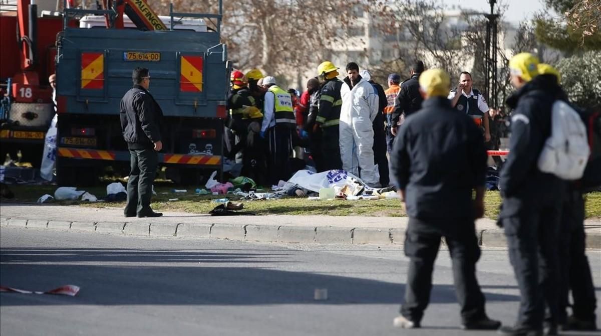Soldados y médicos atienden a las víctimas del atropello mortal de Jerusalén. Soldados y médicos atienden a las víctimas del atropello mortal de Jerusalén.