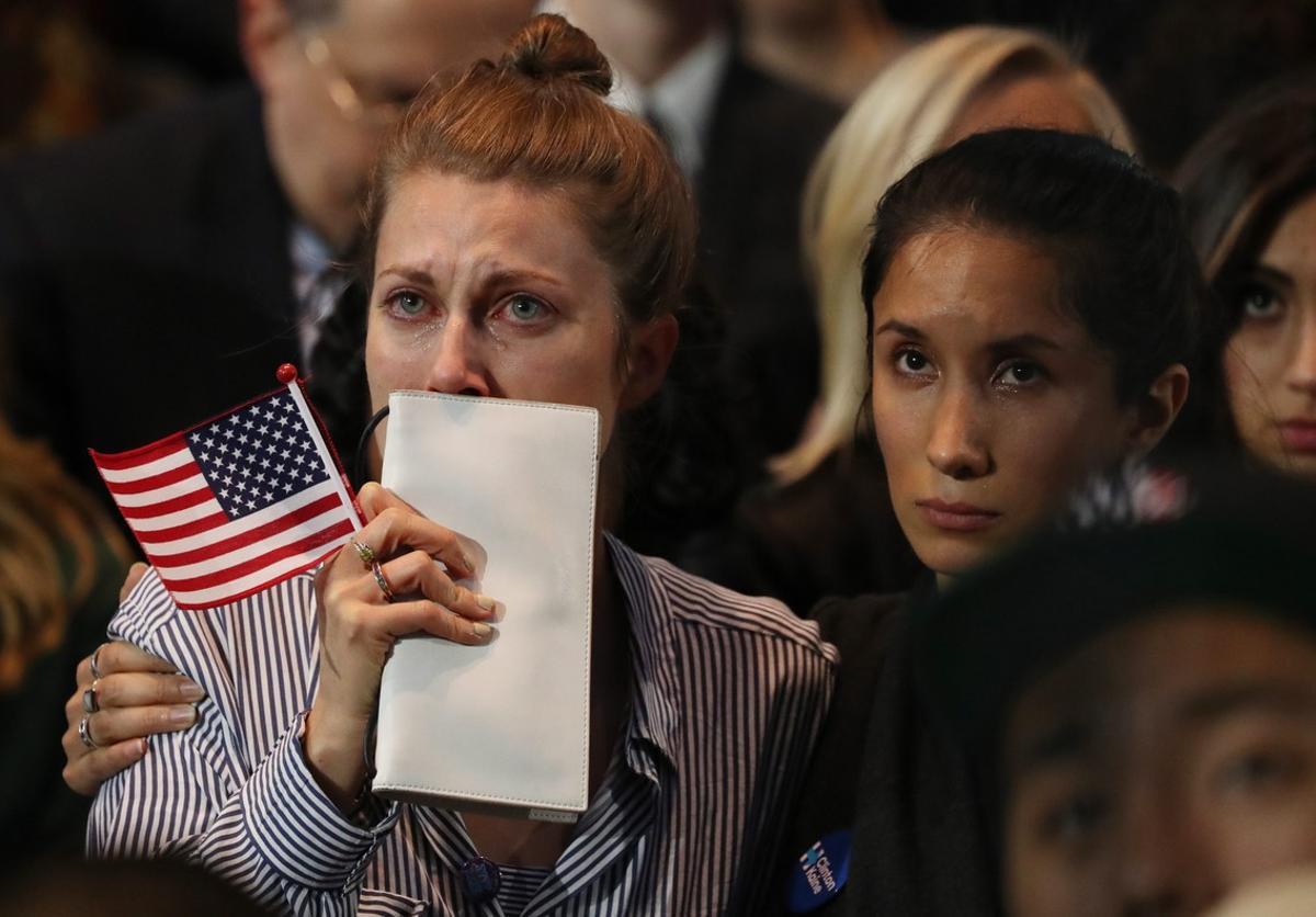 La reacción de los seguidores de la candidata demócrata Hillary Clinton al confirmarse su derrota electoral, el martes 8 de noviembre de 2016, en el Jacob K. Javits Convention Center, en Nueva York (Estados Unidos).