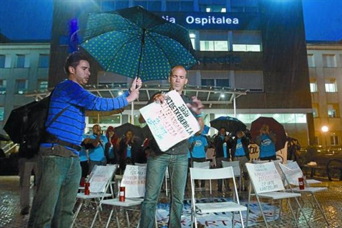 Manifestantes convocados por la plataforma de apoyo a los presos etarras Herrira aplauden la retirada de un cartel con el nombre de Uribetxeberria.