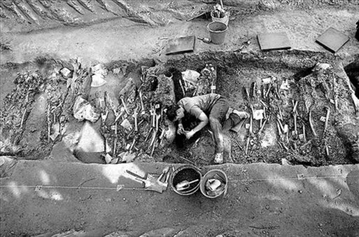 Trabajos de exhumación en la fosa común de la sierra de La Pedraja.