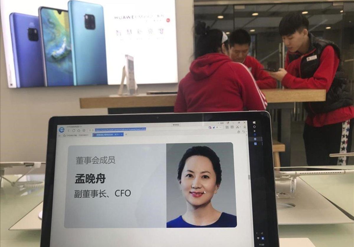 Una pantalla de un comercio de Pekín muestra el perfil de la directora financiera de Huawei, Meng Wanzhou. Una pantalla de un comercio de Pekín muestra el perfil de la directora financiera de Huawei, Meng Wanzhou.
