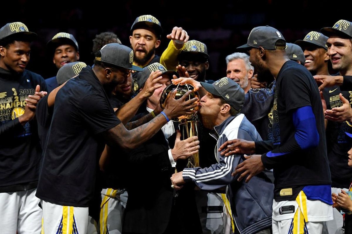 Los Warriors celebran la victoria de su tercera final de la NBA. Los Warriors celebran la victoria de su tercera final de la NBA.
