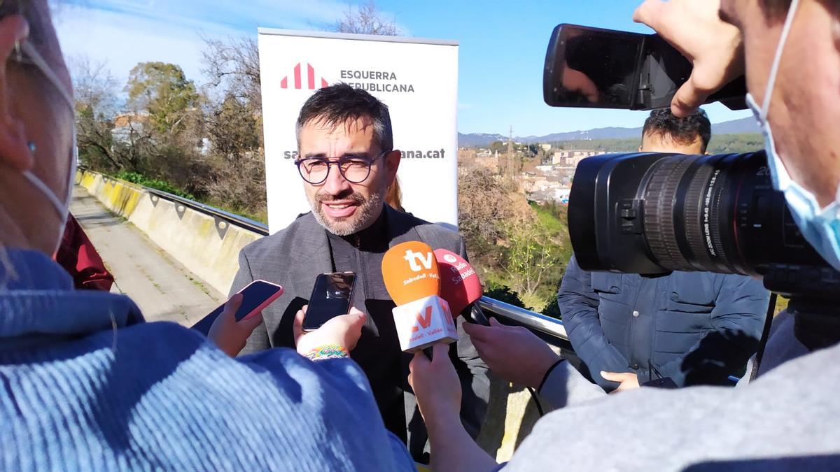 El portavoz de ERC Sabadell, Gabriel Fernández, durante la rueda de prensa de presentación de la moción