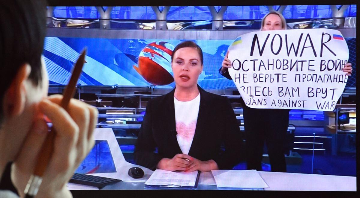 La periodista rusa Marina Ovsyannikova protesta contra la guerra durante una emisión de Channel One