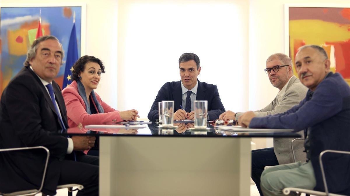 El presidente del Gobierno, Pedro Sánchez, y la ministra de Empleo, Magdalena Valerio, este martes en la reunión mantenida con los agentes sociales.