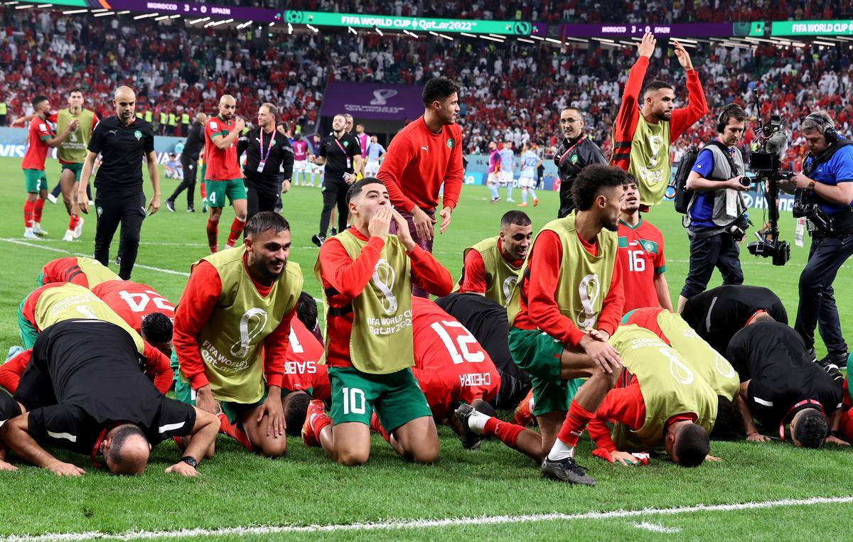 Doha (Qatar), 06/12/2022.- Players of Morocco perform Sujud, an act of thanks to Allah for winning, after the FIFA World Cup 2022 round of 16 soccer match between Morocco and Spain at Education City Stadium in Doha, Qatar, 06 December 2022. (Mundial de Fútbol, Marruecos, España, Catar) EFE/EPA/Mohamed Messara
