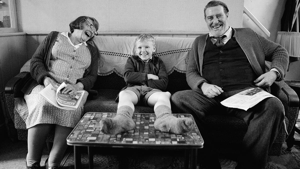Judi Dench, Jude Hill y Ciarán Hinds en ’Belfast’, de Kenneth Branagh
