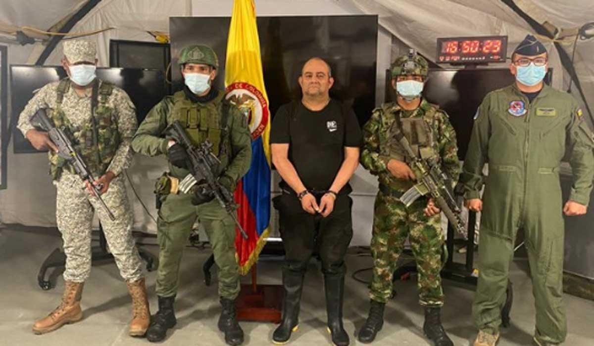 Imagen distribuida por el Ministerio de Defensa de Colombia que muestra a ’Otoniel’, en el centro, tras su captura. Imagen distribuida por el Ministerio de Defensa de Colombia que muestra a ’Otoniel’, en el centro, tras su captura.