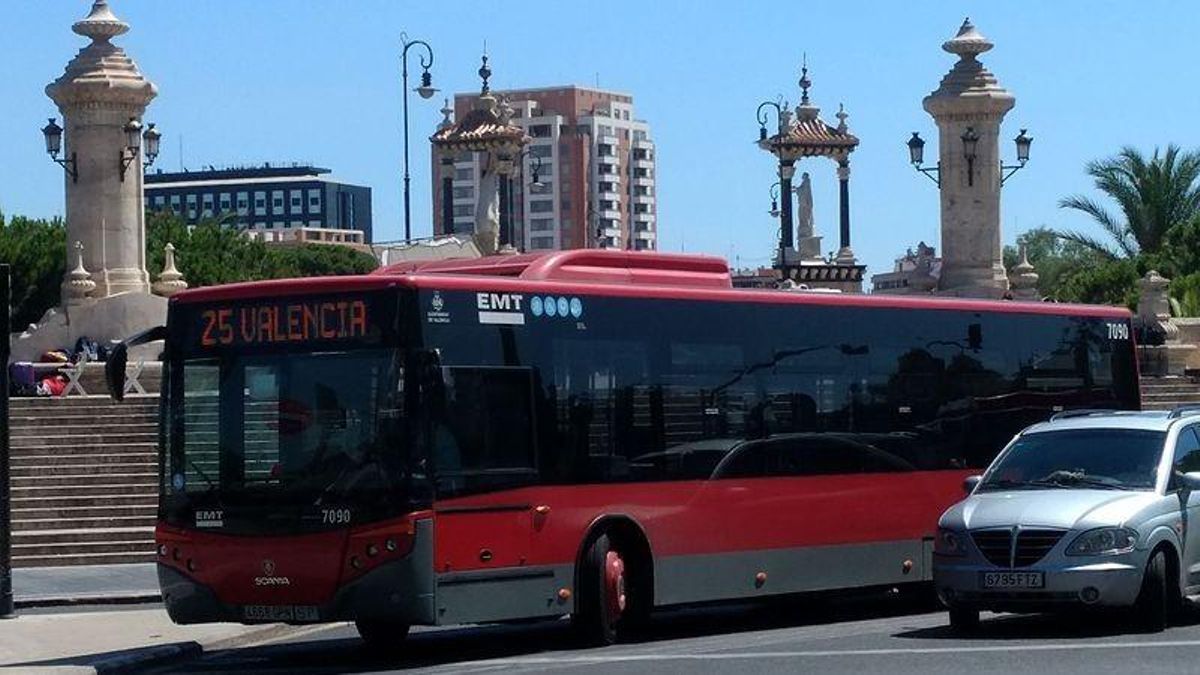 Un autobús urbano de la EMT de València. Un autobús urbano de la EMT de València.