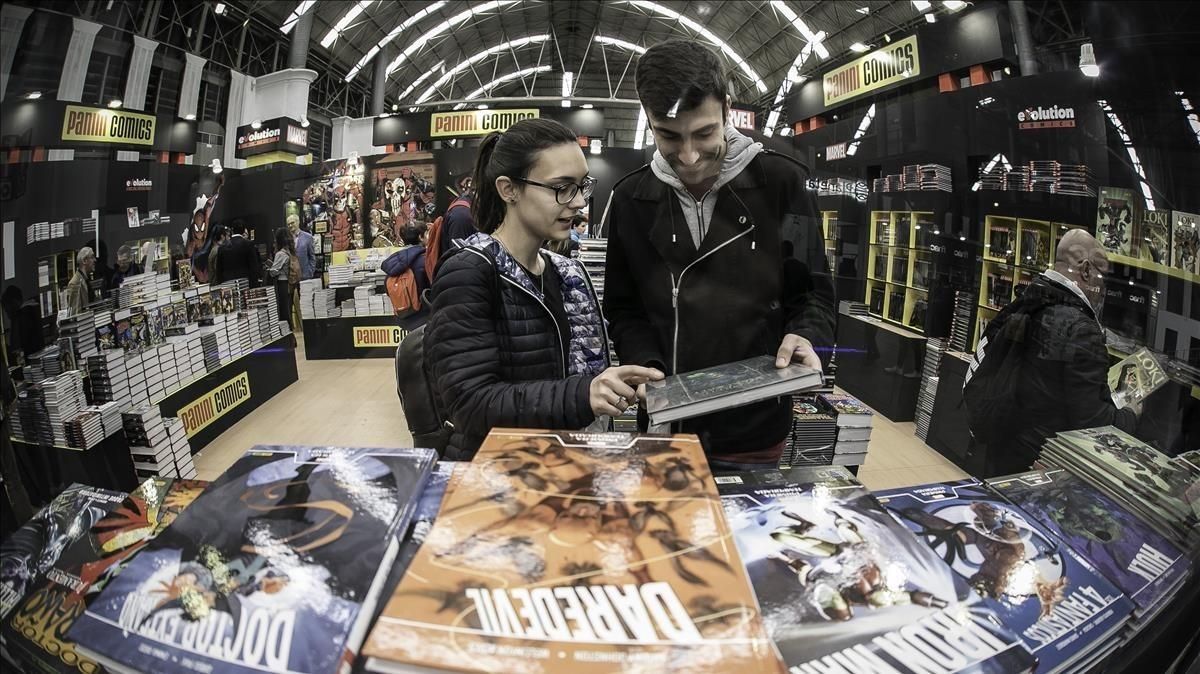 Jóvenes comprando libros en el pasado Salón del Cómic. Jóvenes comprando libros en el pasado Salón del Cómic.
