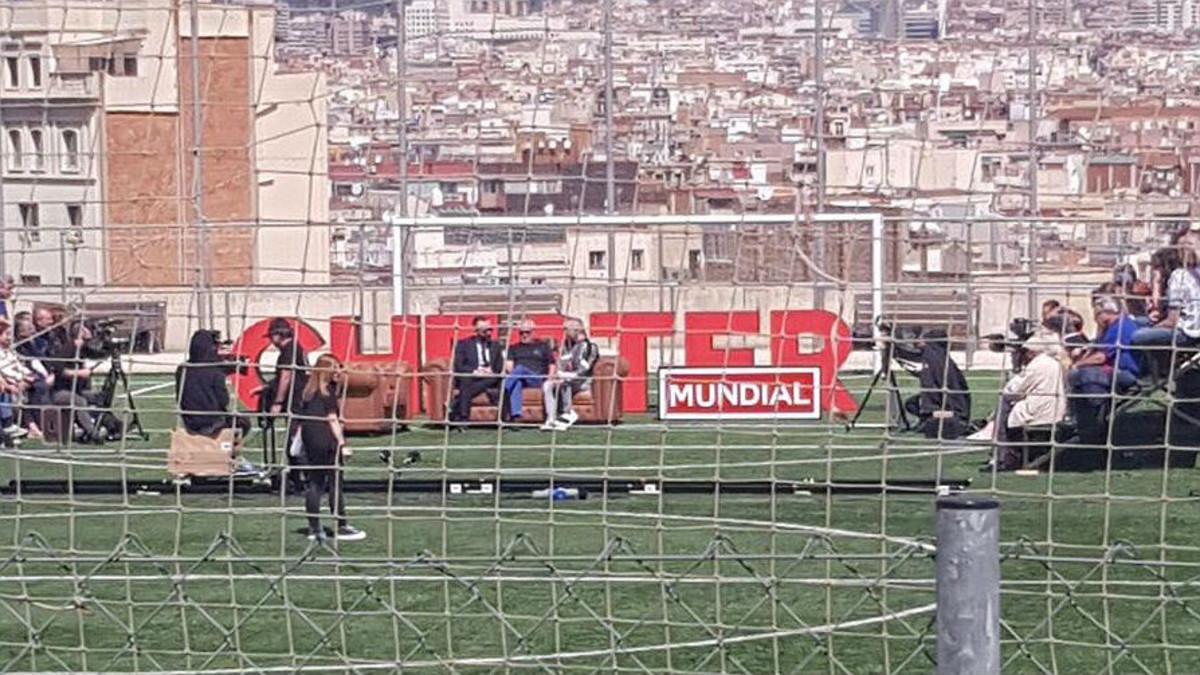 Grabación en el campo de fútbol del Satalia, en Barcelona, del programa de Risto Mejide. A la derecha, la grada llena de gente pocos minutos antes de la caída.