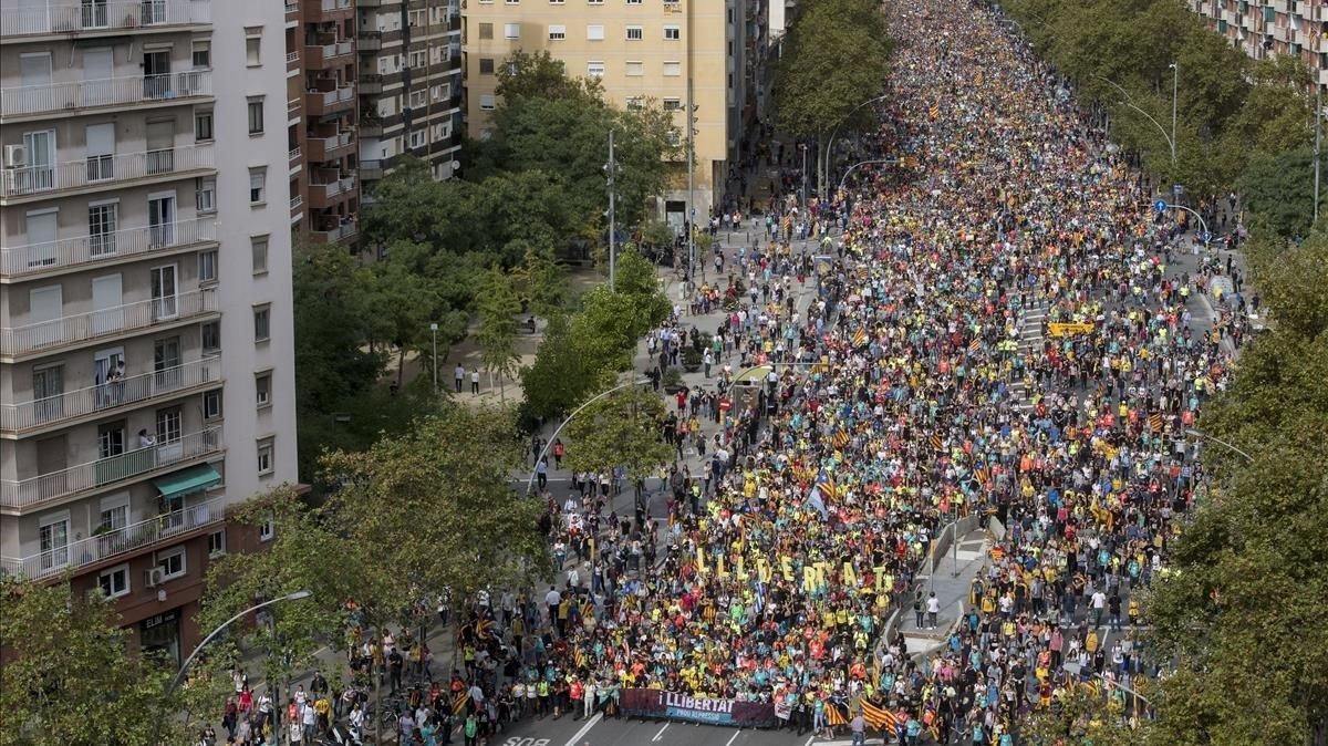 Una de las ’Marxes per la Llibertat’ entrando por la avenida Meridiana de Barcelona. Una de las ’Marxes per la Llibertat’ entrando por la avenida Meridiana de Barcelona.