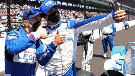Alex Palou se hace una selfie con el piloto brasileño, Ony Kanaan antes de la carrera de las 500 Millas de Indianápolis.