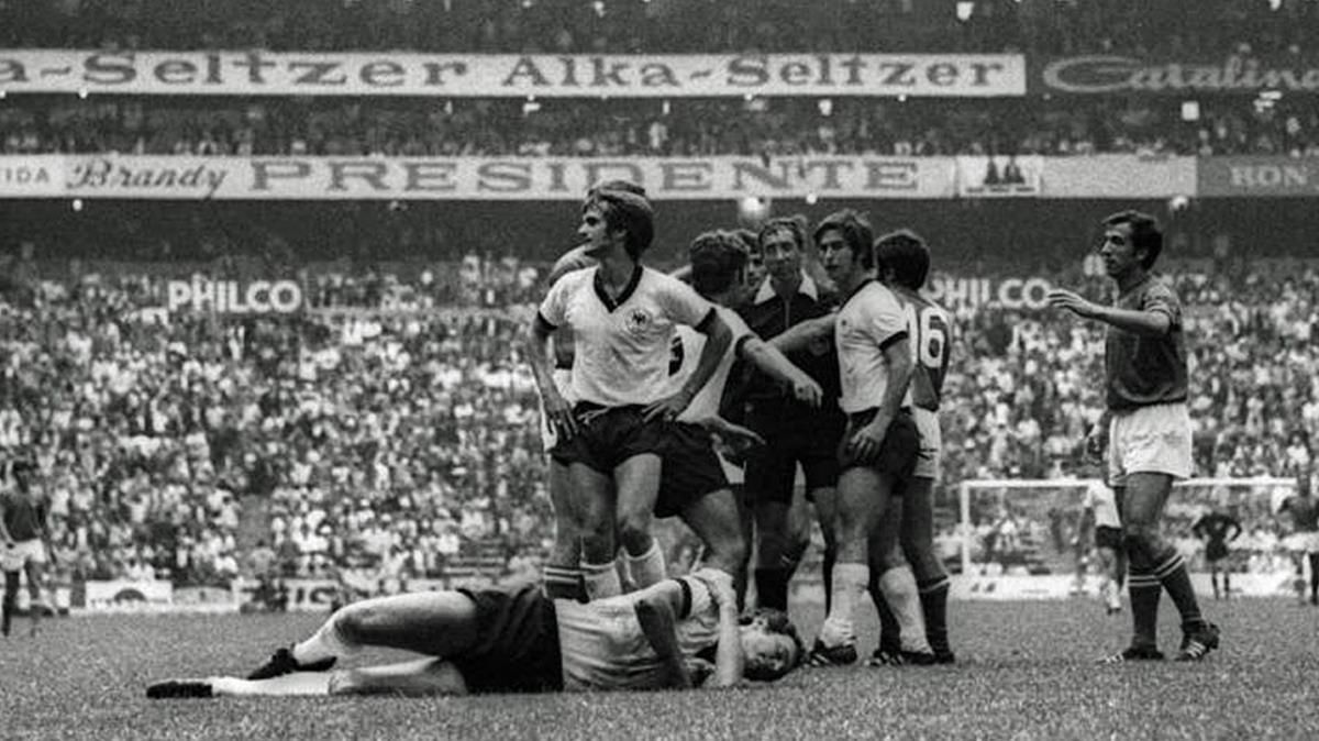 Franz Beckenbauer, tendido en el suelo tras la entrada de Fachetti en la semifinal del Mundial de 1970. Franz Beckenbauer, tendido en el suelo tras la entrada de Fachetti en la semifinal del Mundial de 1970.