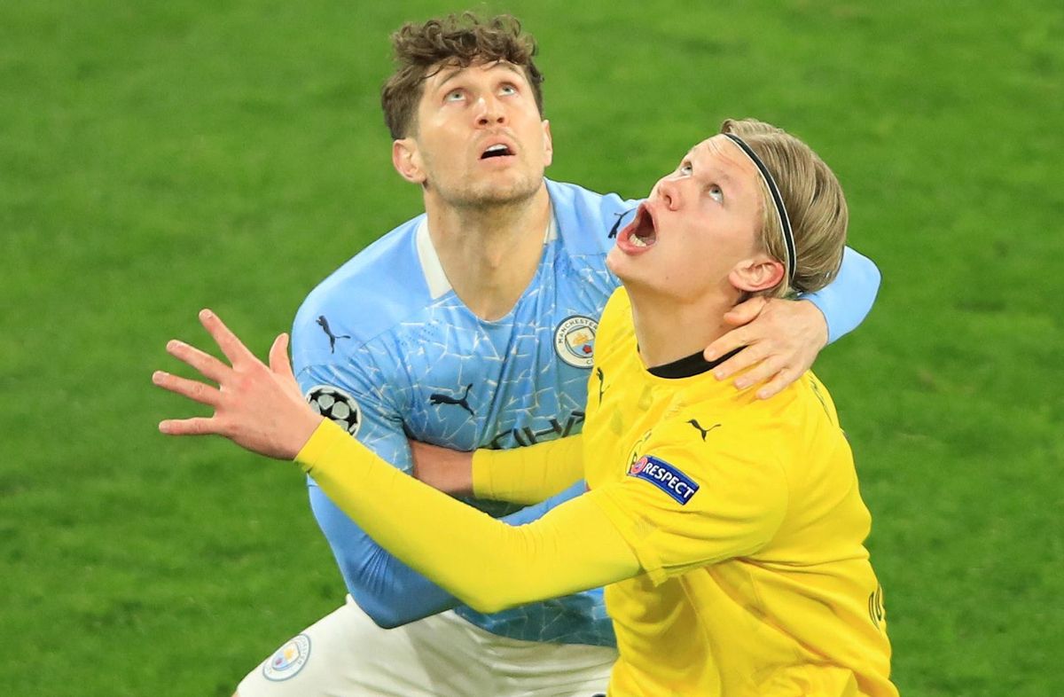 Erling Haaland, a la derecha, salta por un balón junto a John Stones, en el Borussia-City de ayer en Dortmund. Erling Haaland, a la derecha, salta por un balón junto a John Stones, en el Borussia-City de ayer en Dortmund.