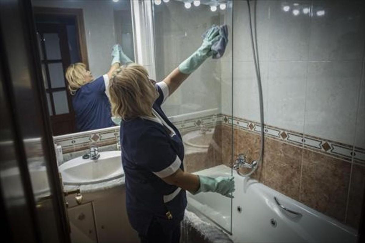 Una trabajadora de la limpieza en un domicilio particular. Una trabajadora de la limpieza en un domicilio particular.