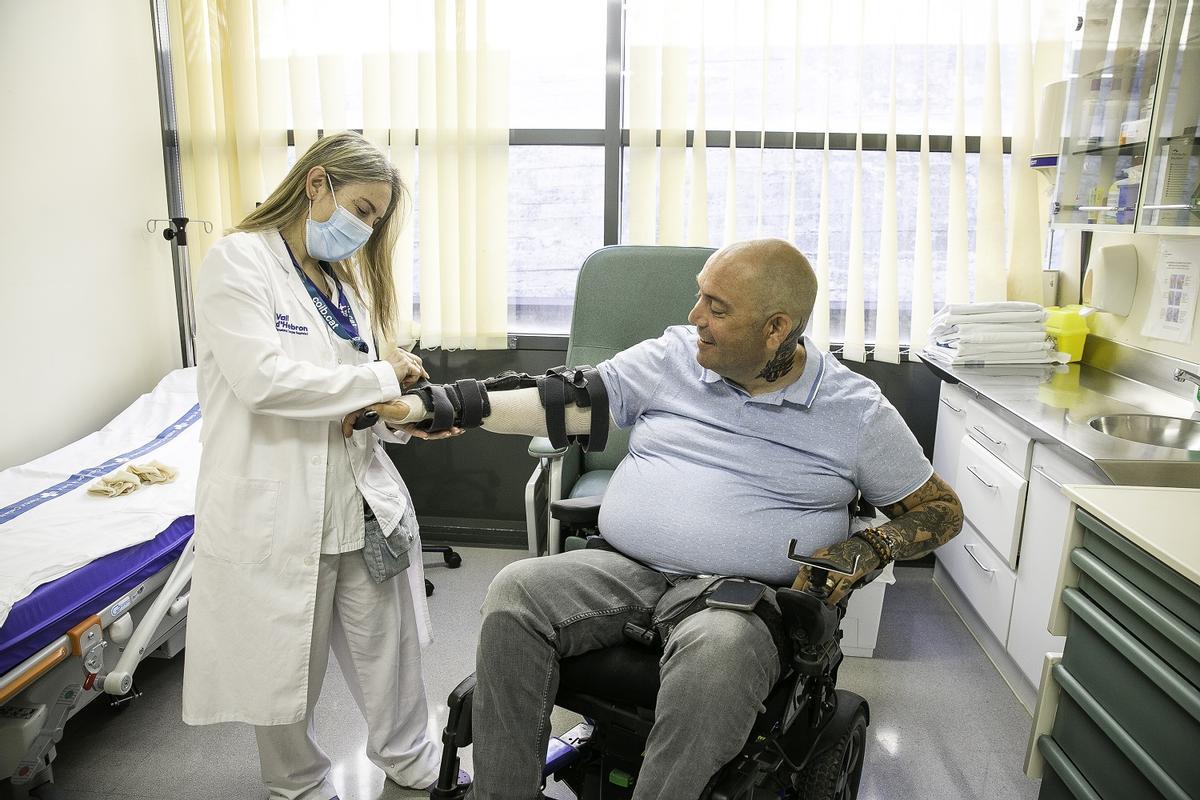 La enfermera Anna Herraiz con el paciente David Coca.