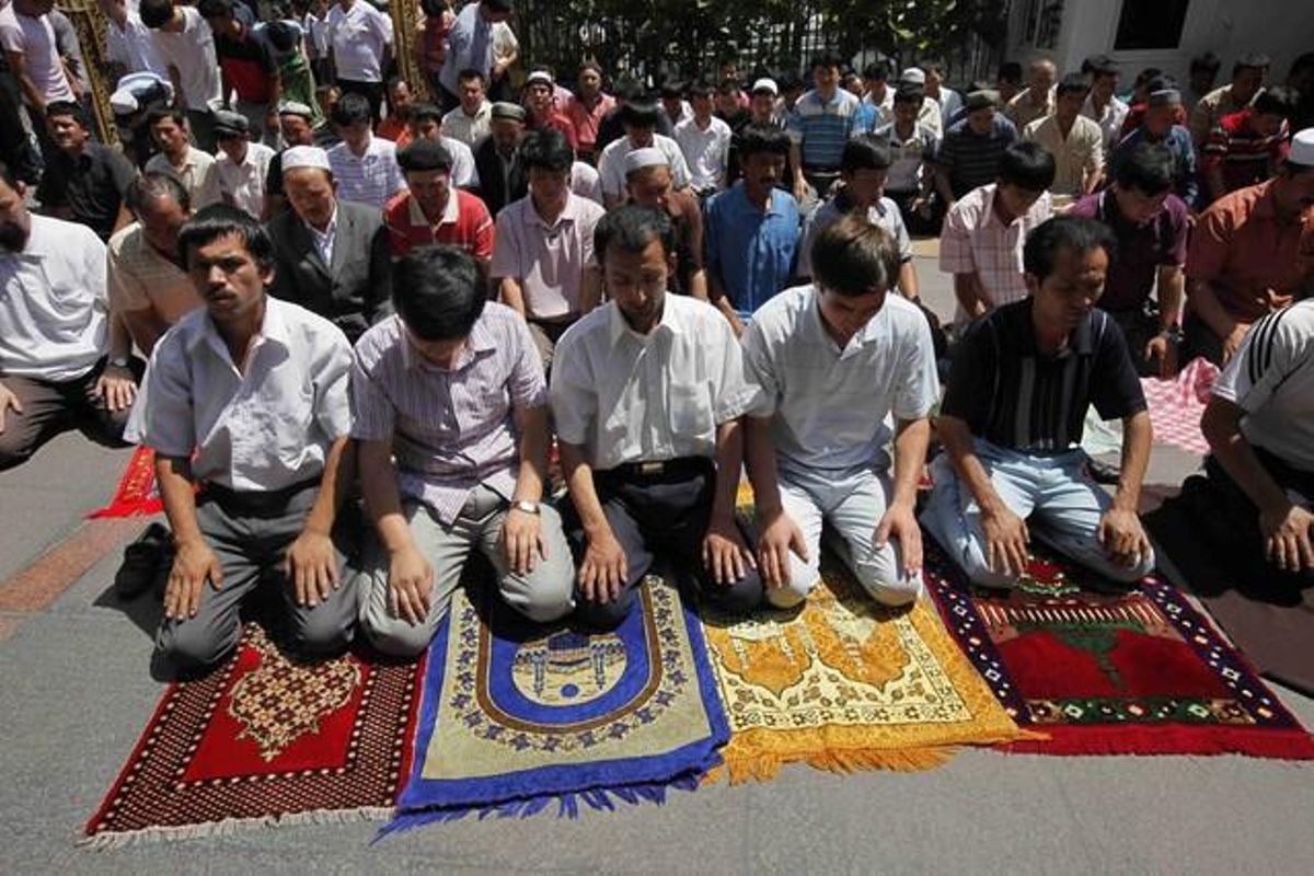 Hombres uigures rezan en una mesquita en Urumqi, en el oesta de la provincia china de Xinjiang. Hombres uigures rezan en una mesquita en Urumqi, en el oesta de la provincia china de Xinjiang.